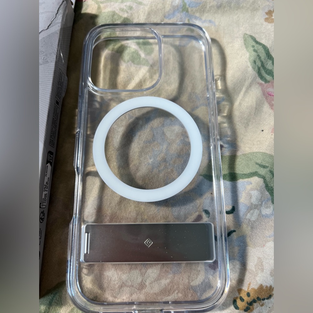 Clear iPhone 6.3" (2024) Case with MagSafe 2x - Picture 6 of 9